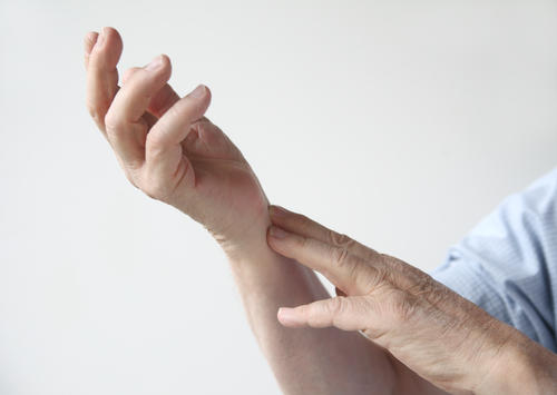 What causes right hand numbness?